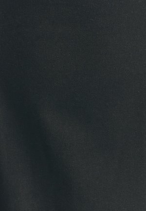 Juodas tekstūruotas audinys su lygiu, matinio finišu. Paviršius rodo nežymius audimo variacijas, nusakant tvirtą, audinį medžiagą.
