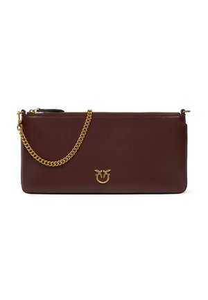 Clutch rectangular de cuero marrón oscuro con cadena dorada y pequeño emblema dorado con dos pájaros en el centro delantero.