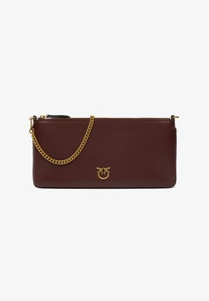Pochette rectangulaire en cuir marron foncé avec une bandoulière chaîne dorée et un petit emblème doré représentant deux oiseaux au centre avant.