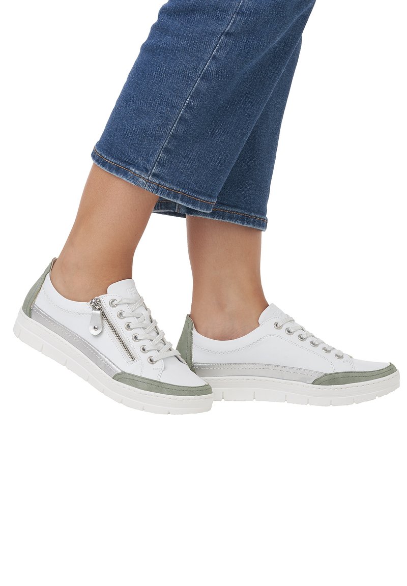 Baskets blanches avec des accents verts, dessus en cuir texturé, détail de fermeture éclair en argent, bout rond et semelle en caoutchouc blanc épaisse.