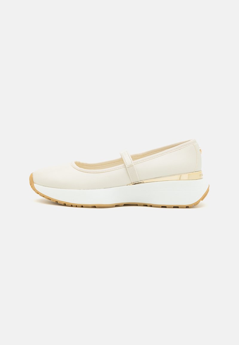 Baskets Mary Jane couleur crème avec semelle plateforme blanche, bride beige et semelle extérieure en caoutchouc, vues de profil sur fond blanc.