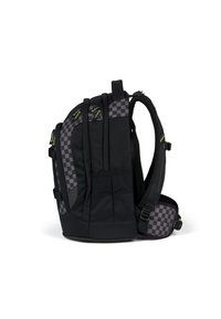 Schwarzer Rucksack mit einem Karomuster an der Seite, verstellbaren gepolsterten Trägern, mehreren Fächern und einer strukturierten Oberfläche.