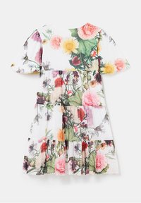 Blumenkleid mit weißem Grund, schichtweisem Design, kurzen Ärmeln und lebhaften Blumenmustern in verschiedenen Schattierungen von Pink, Gelb und Grün.