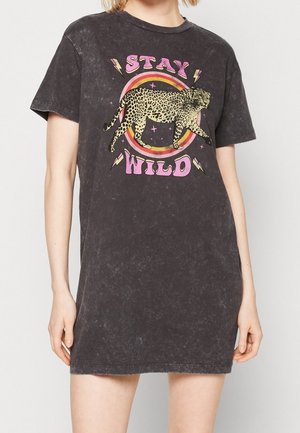 Musta puuvillainen t-paitamekko, jossa värikäs leopardigrafiikka ja teksti "STAY WILD" sekä salamaniskut. Lyhyet hihat ja rento istuvuus.