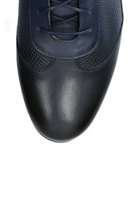 Granatowe skórzane buty z perforowanymi akcentami na wierzchu, okrągłym noskiem i sznurowanym zapięciem. Gładka tekstura z błyszczącym wykończeniem.