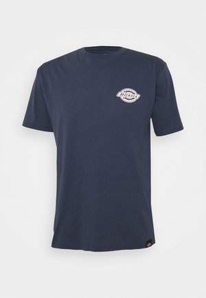 T-shirt in cotone blu navy con maniche corte, colletto a giro. Presenta un logo sul lato sinistro del petto. Ha un orlo dritto e una texture morbida.