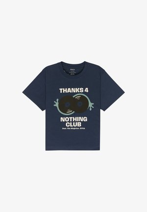 Tengerészkék pamut póló, amelyen két bakelit lemez grafikája látható játékos díszítésekkel. Alatta vastag, krémszínű betűkkel a "THANKS 4 NOTHING CLUB" felirat olvasható.