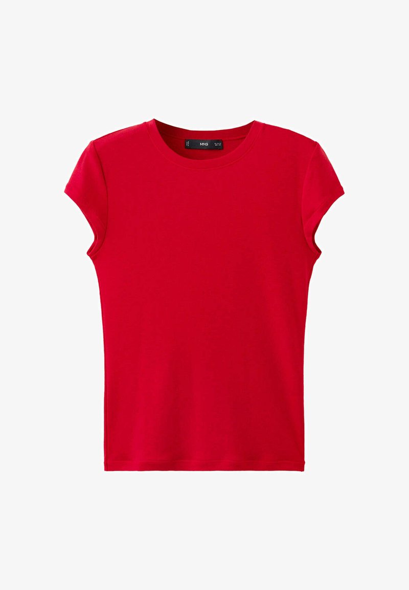 T-shirt rouge ajusté à manches courtes, col rond et étiquette à l'intérieur du col sur fond blanc.