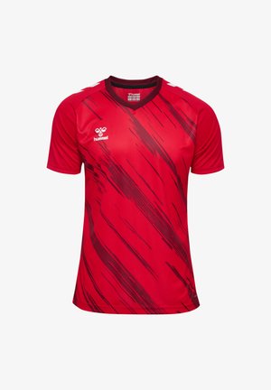 Czerwona sportowa koszulka z dekoltem w kształcie litery V, ozdobiona ciemnoczerwonymi ukośnymi paskami, z logo na lewej piersi i krótkimi rękawami. Wykonana z gładkiej tkaniny.