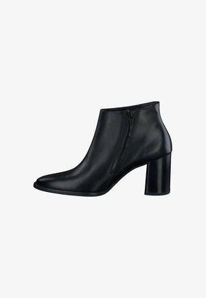 Bottine en cuir noir à bout pointu, avec fermeture éclair sur le côté et un talon épais. Texture lisse et design minimaliste.