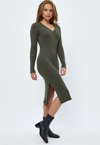 Desires DEAMABEL V-NECK DRESS - Robe fourreau - dark green