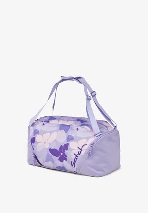 Lila Sporttasche mit floralem Muster in verschiedenen Violetttönen. Verfügt über zwei Griffe und einen verstellbaren Schulterriemen; Reißverschlusstaschen.