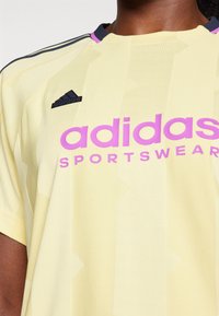 adidas Sportswear TIRO CUT STRIPES BOYFRIEND - Tričko s potlačou - almost yellow