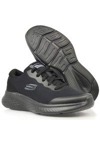 Scarpe da ginnastica nere con tomaia in mesh, intersuola ammortizzata e suola in gomma testurizzata. Presentano un logo sul lato e un design dei lacci.