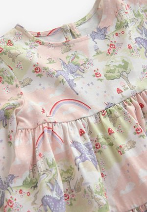 Bawełniana sukienka z pastelowym wzorem przedstawiającym jednorożce, tęcze, drzewa i kwiaty. Falbaniasty dół, okrągły dekolt oraz zapięcie na guziki z tyłu.