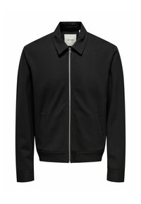 Svart jakke med glidelås og krage, to sidelommer og ribbestrikkede mansjetter. Laget av teksturert stoff for en behagelig passform.