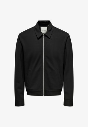 Crna jakna na patentni zatvarač s ovratnikom, dva bočna džepa i rebrasti manšeti. Izrađena od teksturiranog tkanja za udobno pristajanje.