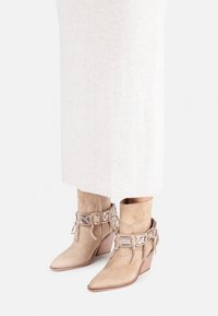 Bronx NEW KOLE - Botine cowboy/biker - oatmilk