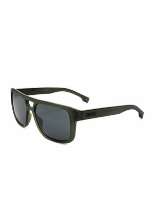 Occhiali da sole rettangolari verde scuro con montatura spessa, lenti scure e logo BOSS sulla stanghetta, mostrati su sfondo bianco.