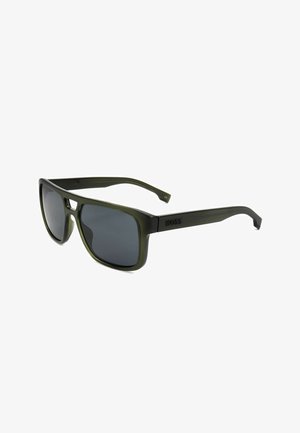 Occhiali da sole rettangolari verde scuro con montatura spessa, lenti scure e logo BOSS sulla stanghetta, mostrati su sfondo bianco.
