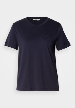 Maglietta in cotone blu navy con scollatura rotonda, maniche corte e un motivo ricamato discreto sul petto. Texture liscia, vestibilità casual.