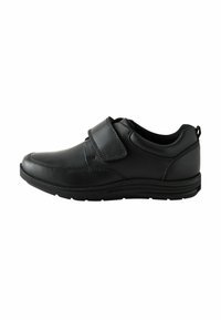 Chaussure en cuir noir avec un bout arrondi, fermeture à bande Velcro, détails texturés sur le dessus et semelle extérieure en caoutchouc durable.