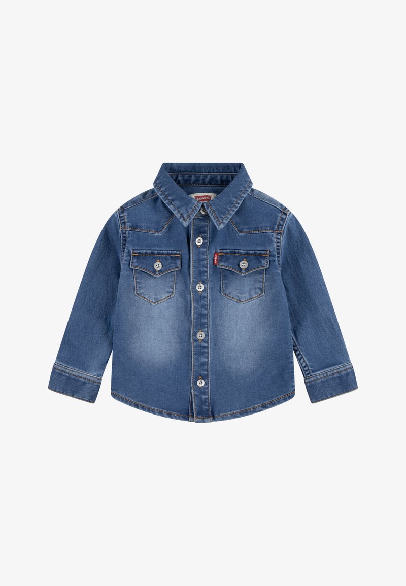 Denimska srajca z dolgimi rokavi, koničastim ovratnikom in dvema žepoma na prsih s gumbnimi zapiranji. Svetlo in temno modra gradient.