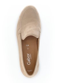 Beige suède instap schoen met tonale stiksels, ronde neus en zachte binnenvoering, met "Gabor comfort" branding op de binnenzool.