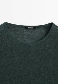 Donkergroene, gestructureerde katoenen t-shirt met een ronde halslijn. Het label toont "Massimo Dutti" met daaronder het label "Made in Cambodia".