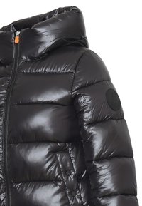 Giacca a vento nera con finitura lucida. Presenta un collo alto, zip frontale e una tasca laterale con dettaglio a bottone. Include un patch con logo.
