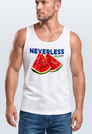 Muskelbepackter Mann trägt weißes Tanktop mit zwei Wassermelonenscheiben und fettem Text „NEVERLESS DELIVERY“ in blauen und grünen Buchstaben.