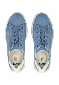 Niebieskie zamszowe trampki z białymi gumowymi podeszwami, okrągłym noskiem i kontrastującymi sznurówkami. Miękka tekstura i widoczna marka "High Soft" wewnątrz.