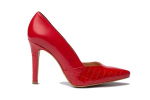 Zapato de tacón alto rojo con punta afilada, que presenta una parte superior suave y un patrón de reptil texturizado en el tacón. Tacón de aguja delgada, acabado pulido.