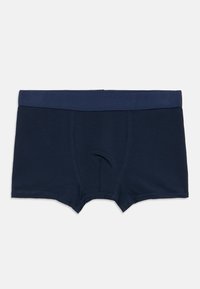 Μπλε ναυτικό μπόξερ από απαλό ύφασμα· διαθέτει μονόχρωμο σχέδιο, ελαστική μέση και ραμμένες λεπτομέρειες κατά μήκος των ραφών.