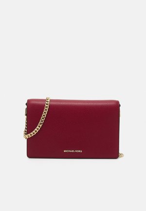 Petit sac à main rectangulaire en cuir grenat avec bandoulière chaîne dorée et logo "Michael Kors" en lettres dorées.