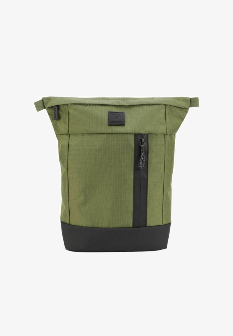 Mochila de tela verde con diseño de parte superior enrollable, fondo negro y bolsillo con cremallera lateral. Presenta un material texturizado y una etiqueta en la parte frontal.