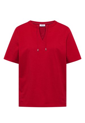 Camicia rossa a maniche corte con scollo rotondo, apertura a V e due cordoncini che pendono dal colletto.