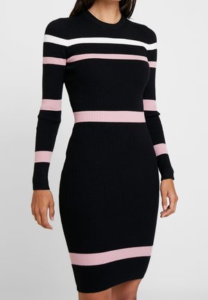Robe en maille noire côtelée à manches longues, avec des rayures horizontales blanches et roses sur la poitrine, les bras, la taille et l'ourlet.