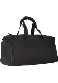 Bolsa de viaje negra con un tejido resistente, forma rectangular, asas dobles en la parte superior y un compartimento lateral que presenta un logotipo y detalles de correa.