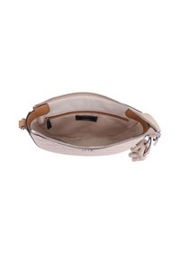 Borsa beige con un esterno liscio, chiusura a zip e dettagli testurizzati. L'interno presenta una fodera chiara a contrasto e un'etichetta con logo.