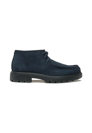 Stivali alla caviglia in suede blu navy con punta arrotondata, suola in gomma nera a contrasto e design semplice con lacci. Presentano dettagli di cucitura lungo la punta.