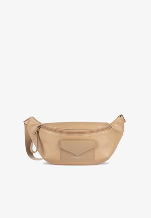 Borsa a tracolla in pelle beige con design curvo, chiusura con zip e tasca anteriore. Presenta una superficie liscia e un'accensione di marca.