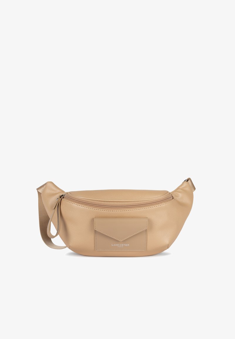 Borsa a tracolla in pelle beige con design curvo, chiusura con zip e tasca anteriore. Presenta una superficie liscia e un'accensione di marca.