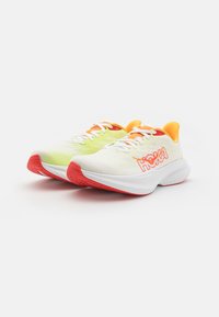HOKA MACH 6 - Silniční běžecké boty - white/lettuce
