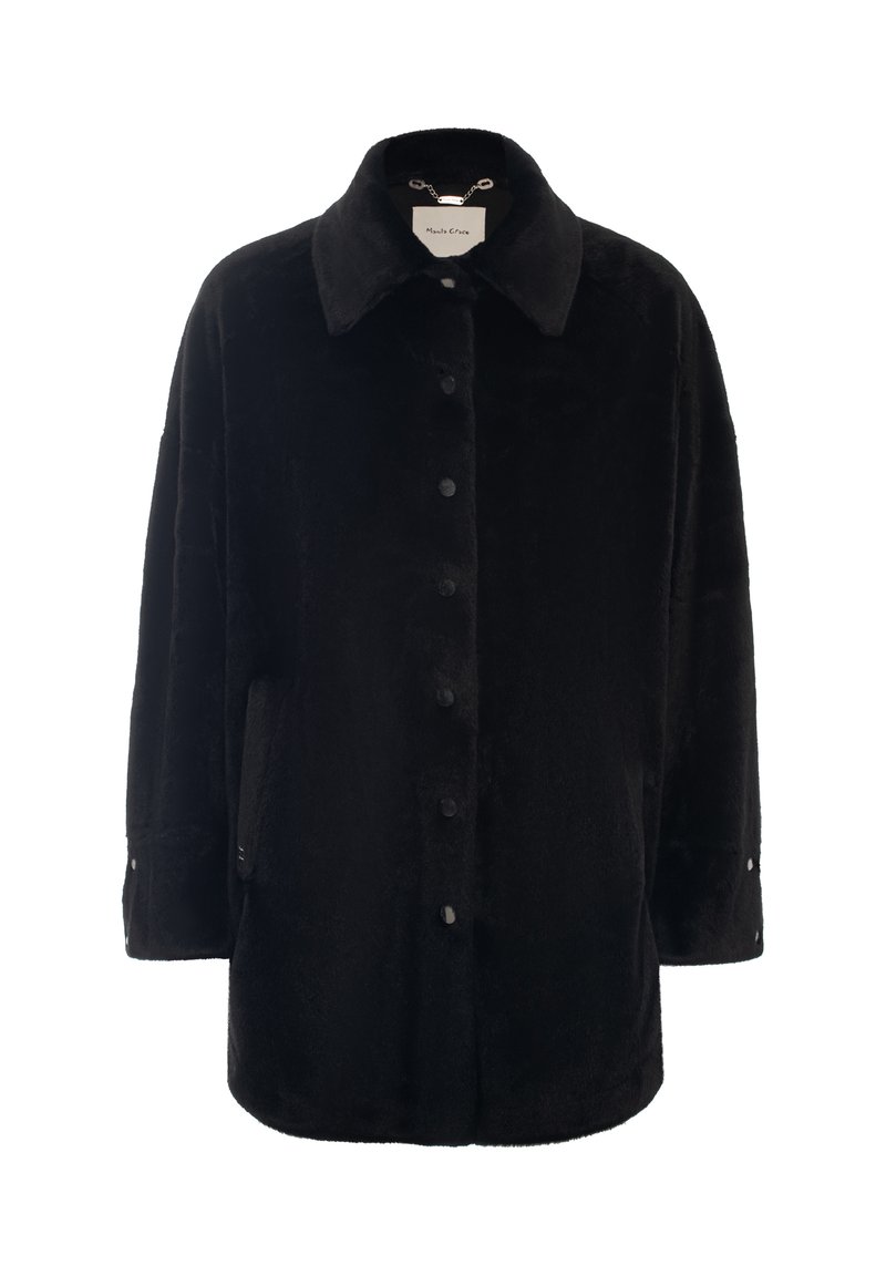 Giacca in ecopelliccia nera con colletto, bottoni frontali, tasche laterali e vestibilità comoda. Tessuto morbido con dettagli minimi.