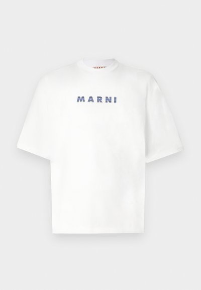 Witte katoenen t-shirt met korte mouwen en een ronde hals. Kenmerkt zich door "MARNI" die in blauwe strepen over de voorkant is gedrukt.