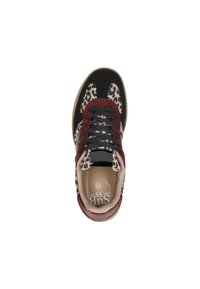 Sneaker met een ontwerp in zwart, bordeauxrood en luipaardprint. Beschikt over gestructureerde materialen, een ronde neus en zwarte veters. Rubberen zool.
