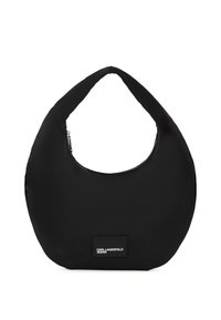 Μαύρη νάιλον τσάντα hobo με καμπυλωτή, μαλακή σιλουέτα, διαθέτοντας φερμουάρ και ετικέτα με το λογότυπο. Λείος υφή και μίνιμαλ σχεδίαση.