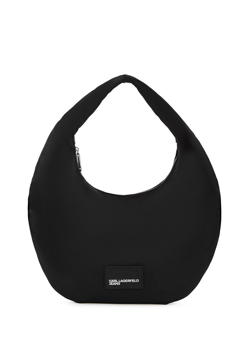 Μαύρη νάιλον τσάντα hobo με καμπυλωτή, μαλακή σιλουέτα, διαθέτοντας φερμουάρ και ετικέτα με το λογότυπο. Λείος υφή και μίνιμαλ σχεδίαση.