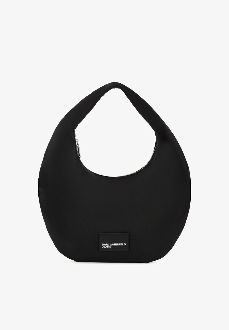 Sacola hobo preta em nylon com uma silhueta curva e suave, apresentando um fecho em zipper e uma etiqueta com marca. Textura lisa e design minimalista.